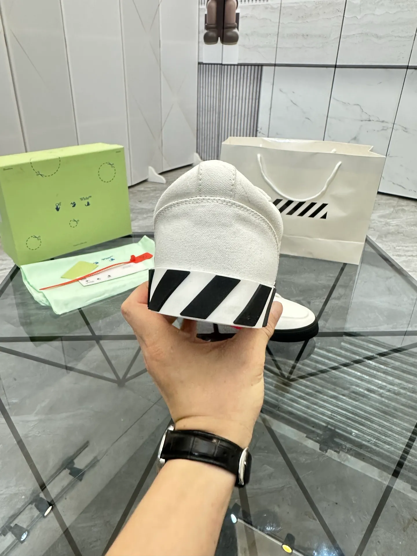 Selling men's shoes 💰: 💰P440¥ Product trademark: OFF WHITE *"OFF WHITE*" low-top casual shoes Regular size: 35-45 (can be customized to 46) Couple style Product materials: Original fabric from the upper counter, breathable lining, original outsole. No.: H203